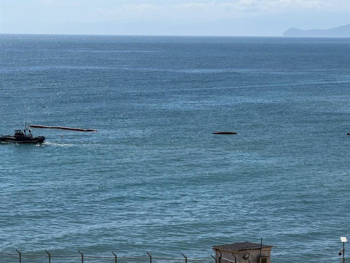 Buena parte de la boya de la frontera del Tarajal en Ceuta está desinflada. A 22 de septiembre de 2026.