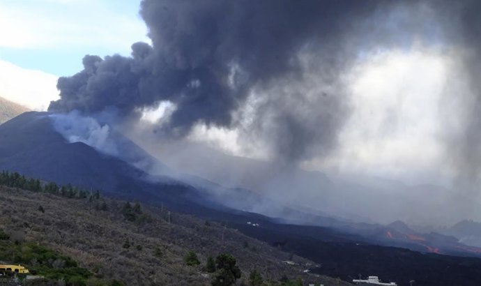 Archivo - Una gran nube de ceniza sobre el volcán de Cumbre Vieja, a 6 de noviembre de 2021, en La Palma, Canarias (España). Según la previsión del Volcanic Ash Advisory Centre (VAAC), se prevé que esta nube de ceniza producida por el volcán permanezca or