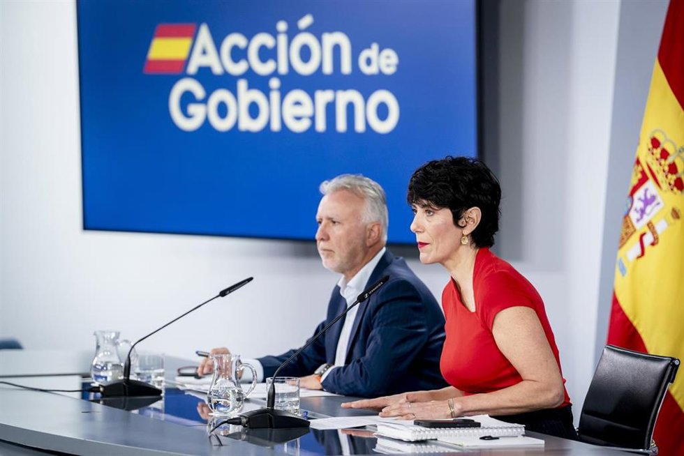 El ministro de Política Territorial y Memoria Democrática, Ángel Víctor Torres, y la ministra de Inclusión; Seguridad Social y Migraciones y portavoz del Gobierno, Elma Saiz, durante la rueda de prensa posterior al Consejo de Ministros.