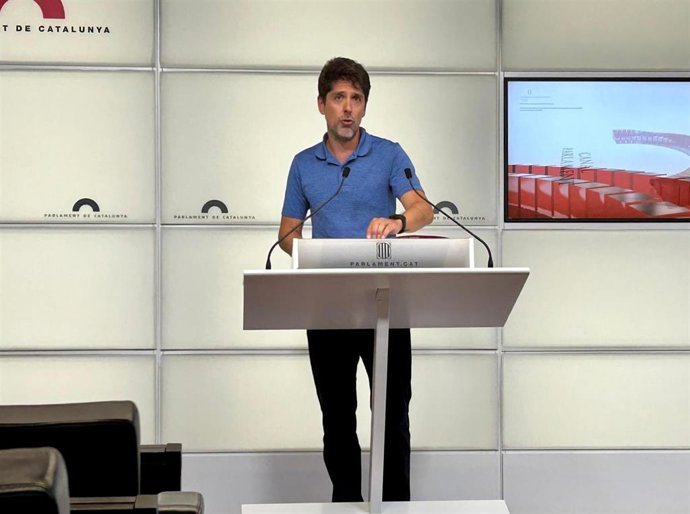 El portavoz de los Comuns en el Parlament, David Cid, en una rueda de prensa