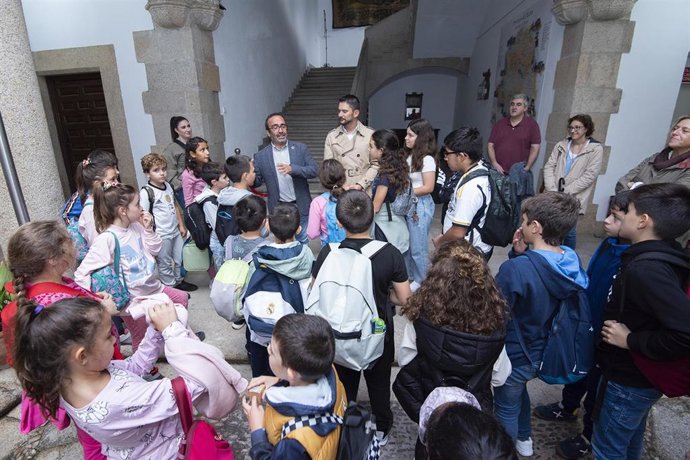 Archivo - Escolares participan en la jornada de puertas abiertas de la Diputación de Cáceres en una imagen de archivo