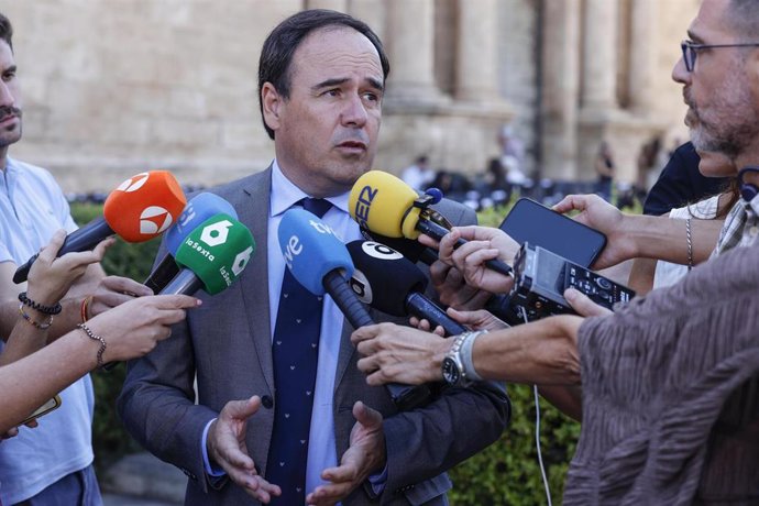El 'president' de la Generalitat, Juanfran Pérez Llorca, atiende a los periodistas tras un acto de la unidad autonómica de Policía Nacional