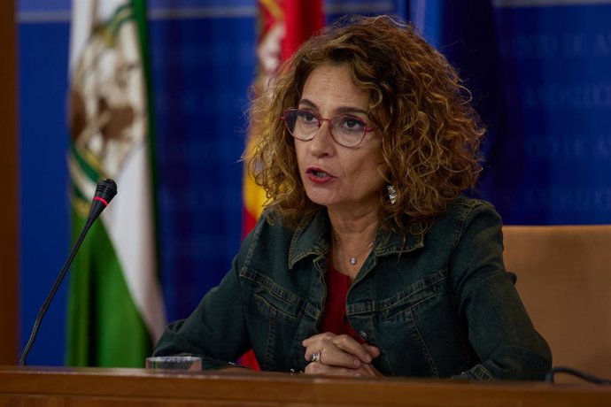 La secretaria general del PSOE-A, María Jesús Montero, en rueda de prensa en el Parlamento andaluz.