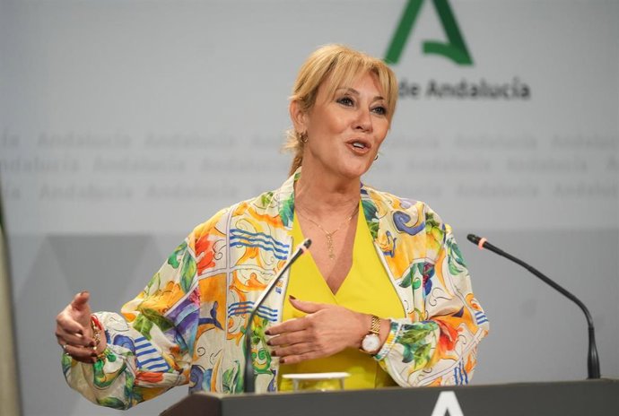La vicepresidenta tercera y consejera de Economía, Hacienda y Fondos Europeos, y portavoz del Gobierno andaluz, Carolina España, interviene en la rueda de prensa posterior a la reunión semanal del Consejo de Gobierno andaluz.
