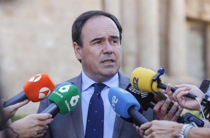 El 'president' Juanfran Pérez Llorca atiende a los periodistas