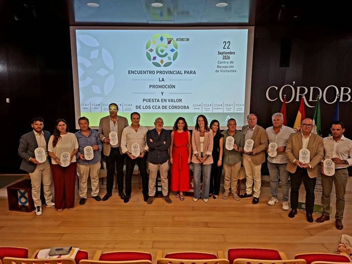 Autoridades y responsables de CCA durante el encuentro celebrado para promocionar los centros comerciales abiertos.