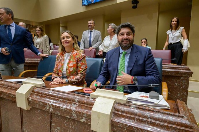 El presidente de la Comunidad, Fernando López Miras, junto a la consejera de Política Social, Familias e Igualdad, Conchita Ruiz, en el hemiciclo de la Asamblea Regional