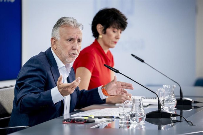 El ministro de Política Territorial y Memoria Democrática, Ángel Víctor Torres, y la ministra de Inclusión; Seguridad Social y Migraciones y portavoz del Gobierno, Elma Saiz