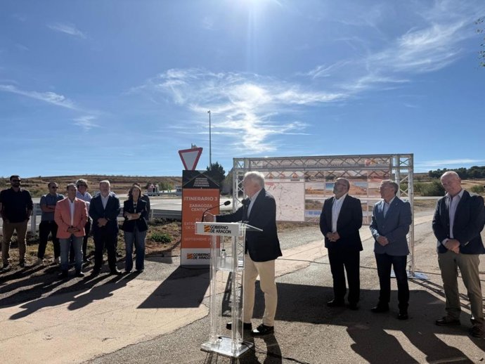 El consejero de Vivienda, Fomento, Logística y Cohesión Territorial, Octavio López, durante una visita a la finalización de obras de uno de los once itinerarios del Plan Extraordinario de Carreteras de Aragón, en la A-222, a la altura de Muniesa.