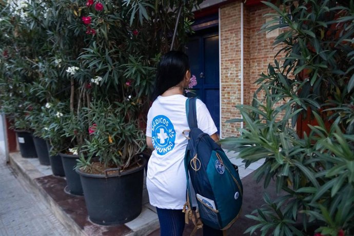 Un miembro de Médicos del Mundo accediendo a una vivienda.