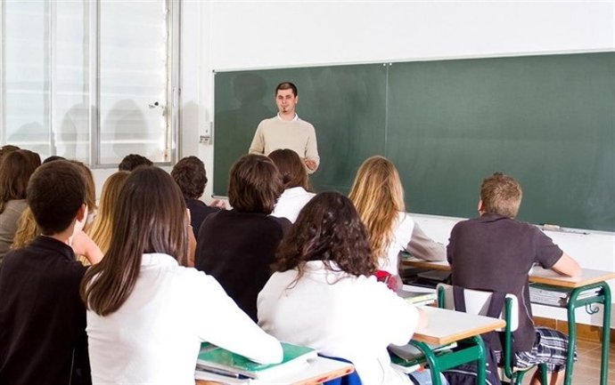 Archivo - Profesor y alumnos en el aula