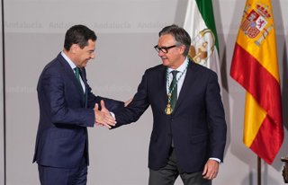 Archivo - El presidente de la Junta de Andalucía, Juanma Moreno, y el vicepresidente segundo y consejero de Turismo, Justicia, Desregulación y Administración local, Manuel Gavira. 