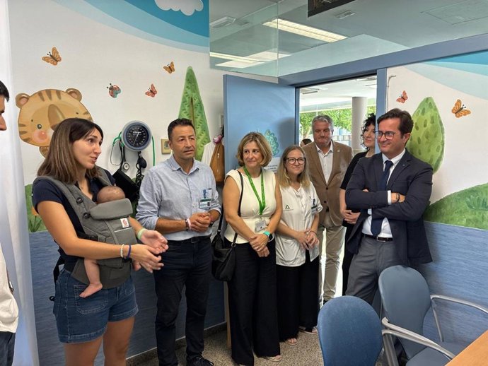 El delegado de la Junta de Andalucía en Almería, Francisco Góngora, durante su visita al Centro de Salud Nueva Andalucía.