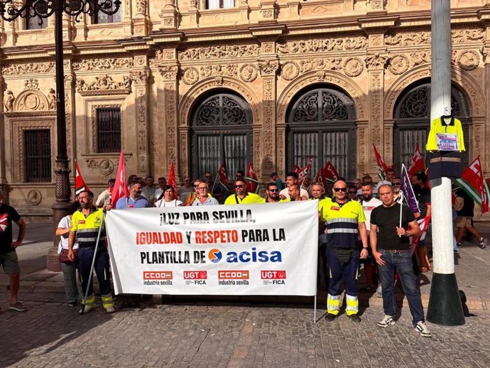 Imagen de la protesta de los trabajadores de la empresa encargada del alumbrado público ante el Ayuntamiento el pasado 7 de septiembre de 2026.