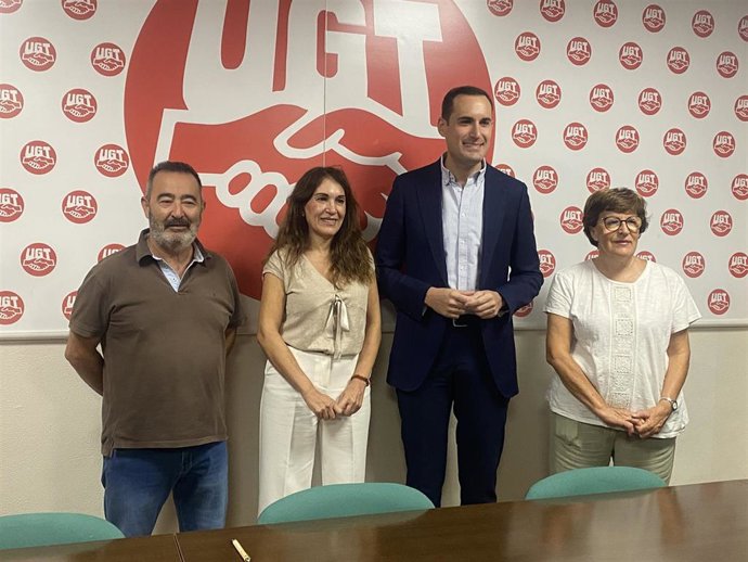 Pilar Gil y Juan Latorre (c), en la reunión junto a Antonio García y Capilla Vega.
