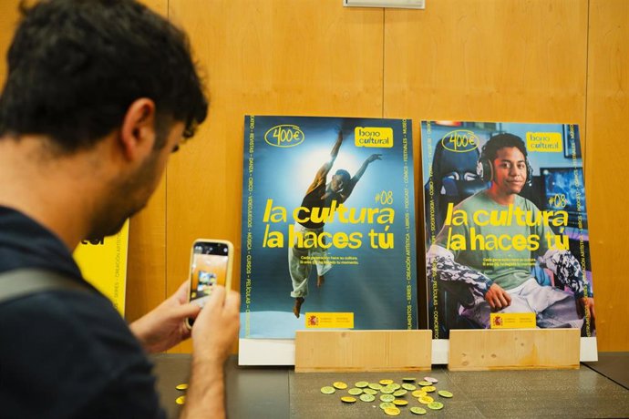 Archivo - Carteles durante la presentación del nuevo Bono Cultural Joven, en el Teatro Valle-Inclán.