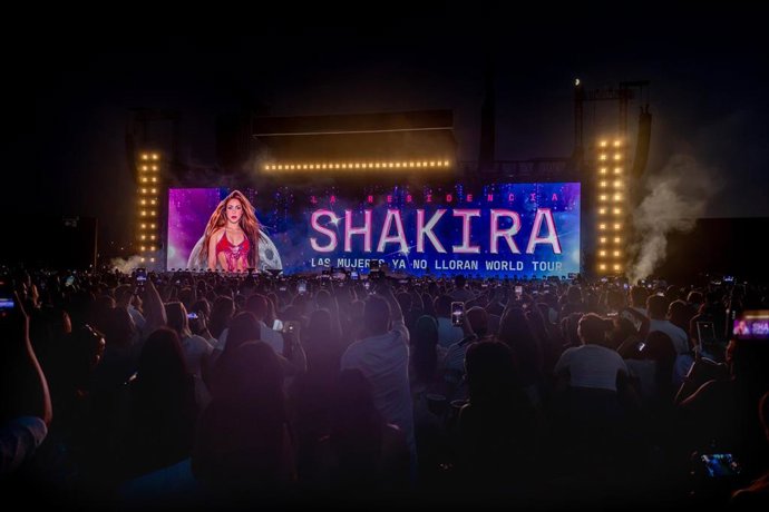 Cientos de personas durante el primer concierto de la residencia de Shakira en España, en el Estadio Shakira en el recinto Iberdrola Music