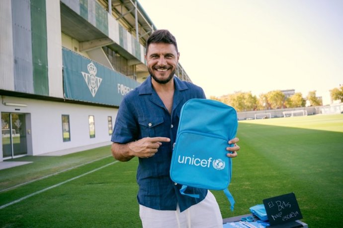Real Betis y UNICEF España se unen para donar 8.000 kits educativos.