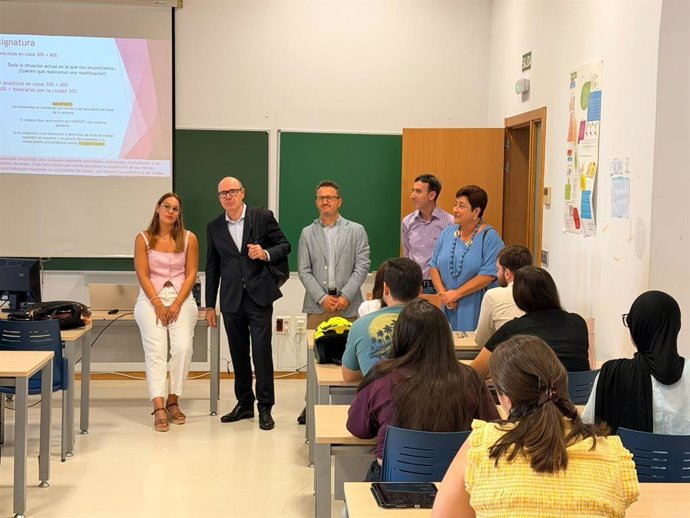 Con motivo del inicio de la actividad docente, el rector de la Universidad de Granada, Pedro Mercado, ha visitado este martes diferentes aulas del campus para saludar al estudiantado y desearle un buen curso académico.