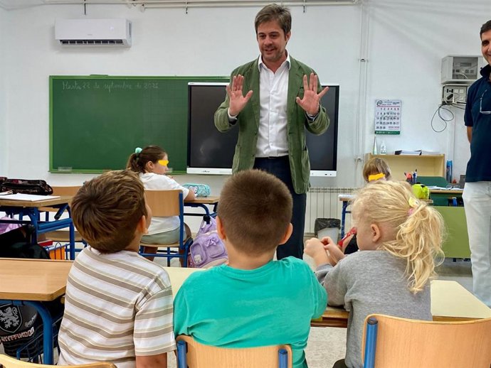 Copé, durante su visita al colegio de La Fuencubierta.