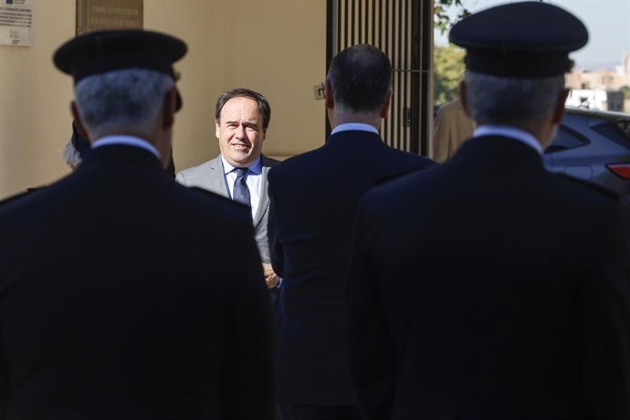 El president de la Generalitat Valenciana, Juanfran Pérez Llorca, vas agafar a la celebració del Dia de la Unitat de Policia Nacional Adscrita a la Comunitat Valenciana, a 22 de setembre del 2026, a València