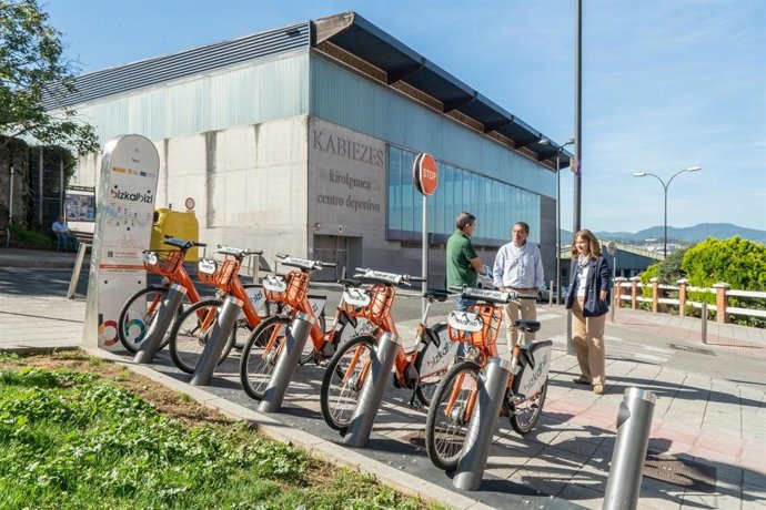 Nueva estación de BizkaiBizi junto al polideportivos de Kabiezes, en Santurtzi.