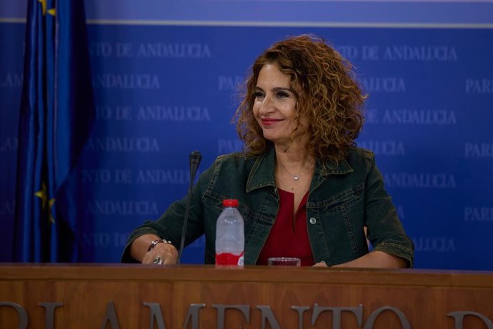La secretaria general del PSOE-A, María Jesús Montero, en rueda de prensa en el Parlamento.