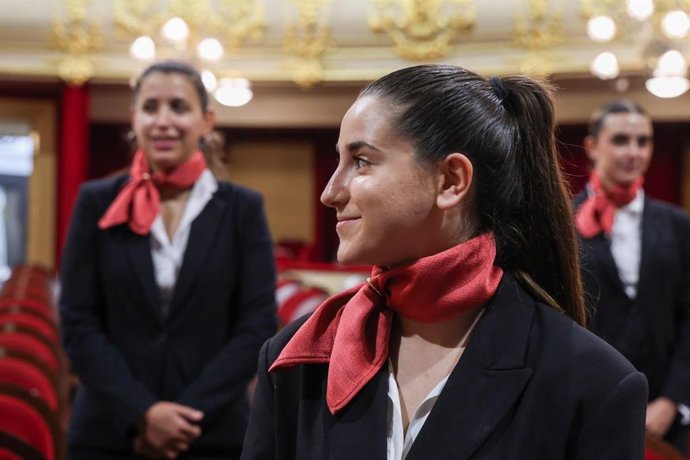 El personal de acomodación y recepción del Teatre Principal  con pañuelos en los cuellos.