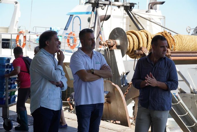 El presidente de Facope y Patrón Mayor de la Cofradía de Pescadores 'Santo Cristo del Mar' de Punta Umbría (Huelva), Manuel Fernández Belmonte (en el centro de a imagen), junto al alcalde de Punta Umbría, José Carlos Hernández Cansino, a la izquierda.