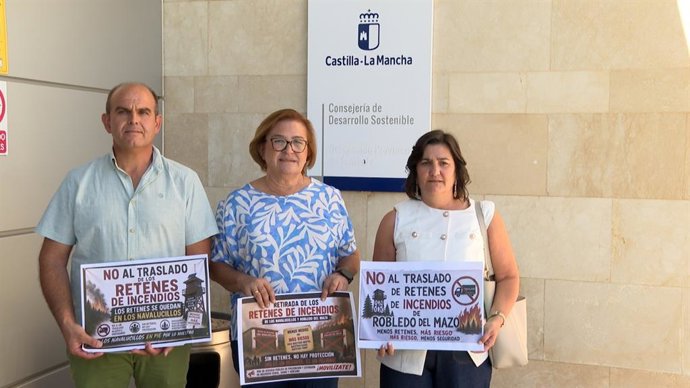 Entrega de firmas por retirada de retenes de incendios en Los Navalucillos y Robledo del Mazo.