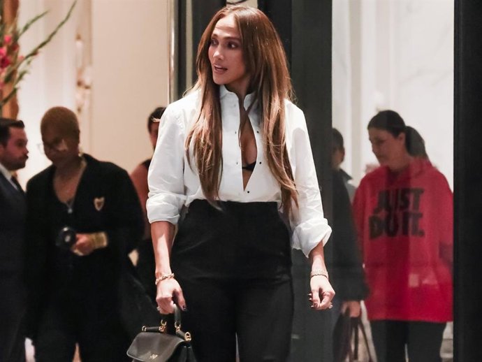 Jennifer Lopez lleva a la Fashion Week de Milán el look de básicos que todas podemos copiar