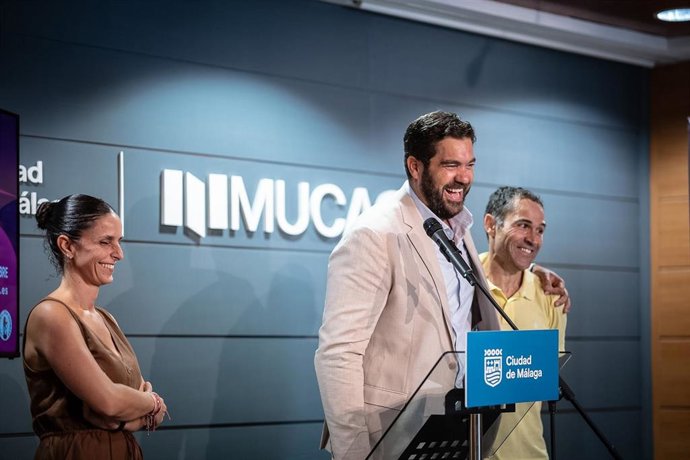El concejal delegado de Deporte del Ayuntamiento de Málaga, Borja Vivas, junto al gerente del Club Chiprunning Trail, Albert García; y la responsable de Marketing de Renault Tahermo, Cristina Molina.