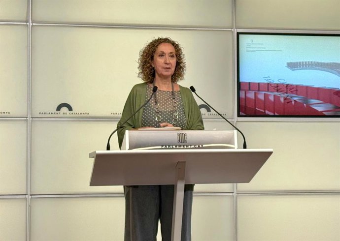 A porta-voz do ERC no Parlamento, Esther Capella, em coletiva de imprensa.