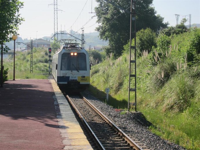 Archivo - Tren llega a una estación