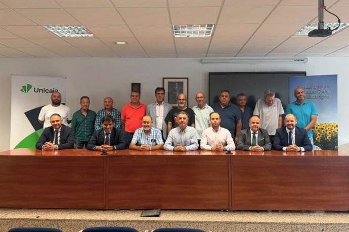 Representantes de Unicaja y de la Comunidad de Regantes del Canal de Villadangos (León).