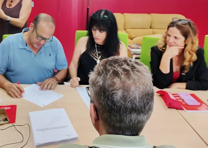 Imagen de la firma del preacuerdo entre la Junta y los sindicatos.