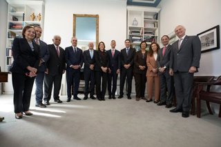 Jefes de Estado y funcionarios de gobierno de Bahamas, Bolivia, Brasil, Chile, Colombia, Guatemala, Guyana, Panamá, Paraguay, República Dominicana, Surinam y Uruguay, junto con altos ejecutivos de Google, Anthropic, Microsoft y Nvidia.