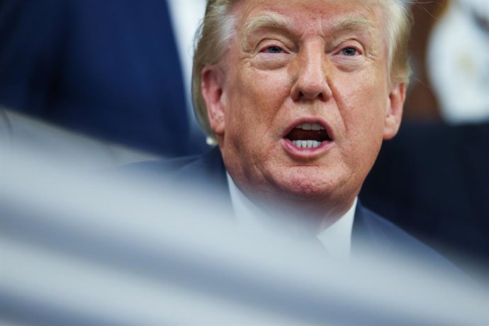 18 de setembro de 2026, Washington, Distrito de Columbia, EUA: O presidente dos Estados Unidos, Donald J. Trump, anuncia os novos preços baseados no princípio da “nação mais favorecida” para alguns medicamentos no Salão Oval da Casa Branca, em 18 de setem