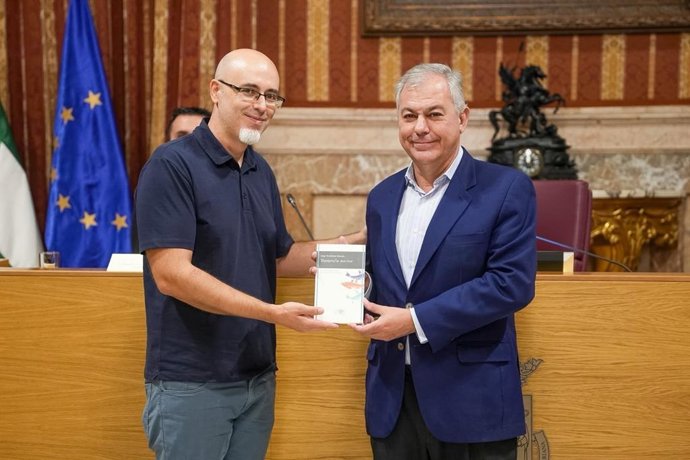 El alcalde de Sevilla, José Luis Sanz, y el escritor Jorge Fernández Gonzalo, en la entrega del XVI Premio Iberoamericano de Poesía Hermanos Machado.