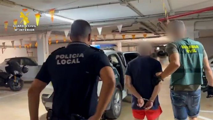 Agents de la Guàrdia Civil i la Policia Local junt amb el detingut