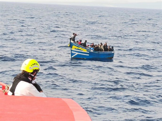 Salvamento Marítimo intercepta una patera con 38 magrebíes a unas tres millas de La Graciosa