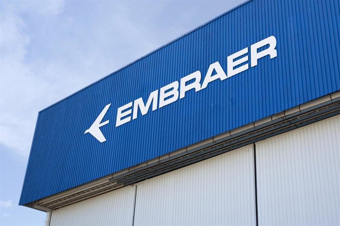 Archivo - Logo de Embraer en una de sus fábricas.