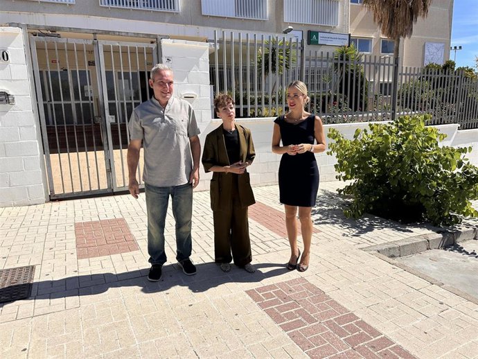 La secretaria de Educación del PSOE de Andalucía, Patricia Alba, junto a junto a la portavoz socialista en el Ayuntamiento, Nieves Rosales, y el secretario de Educación dentro del PSOE de Málaga, Antonio Ruiz,