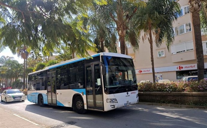 Archivo - El Ayuntamiento de Estepona contrata la adquisición de nuevas marquesinas para las paradas de autobús