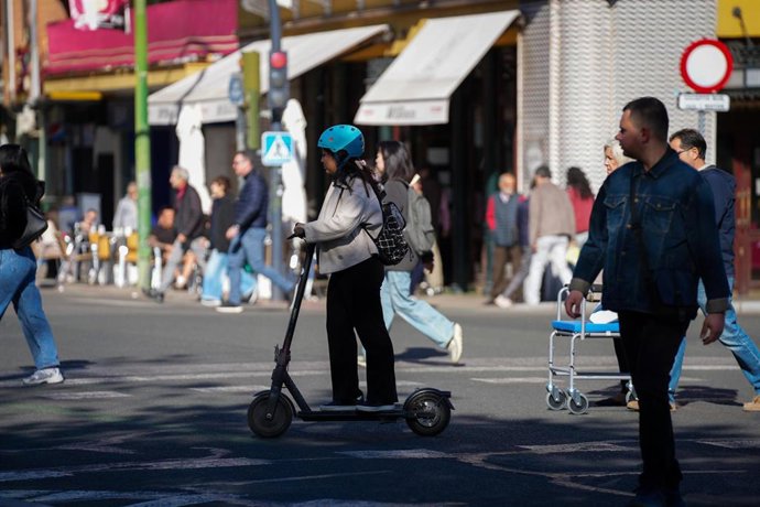 Archivo - Usuarios de patinetes eléctricos a un mes de la entrada en vigor de la normativa que regula su uso. A 1 de abril de 2026 en Sevilla (Andalucía, España). Algo más de un mes tras la entrada en vigor de la nueva normativa que regula en la ciudad de