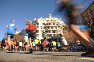 Archivo - Varias personas participan en una competición deportiva en Barcelona.