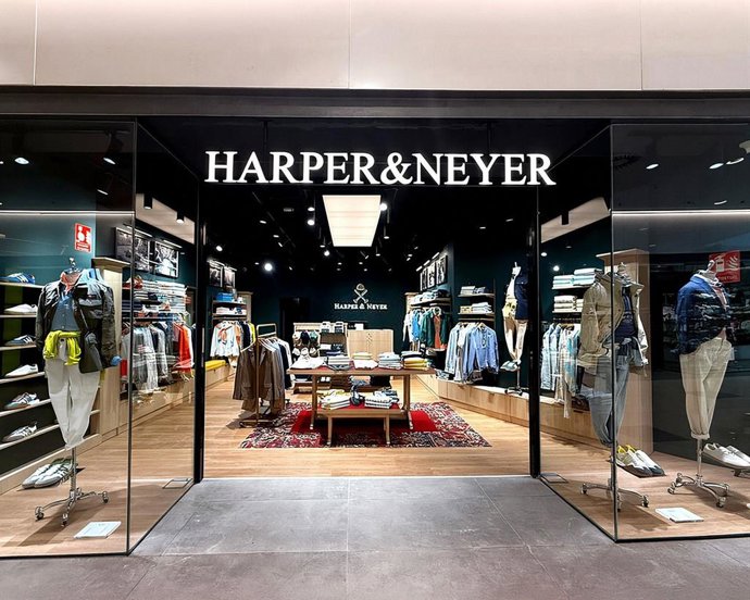 Exterior de una tienda Harper & Neyer.