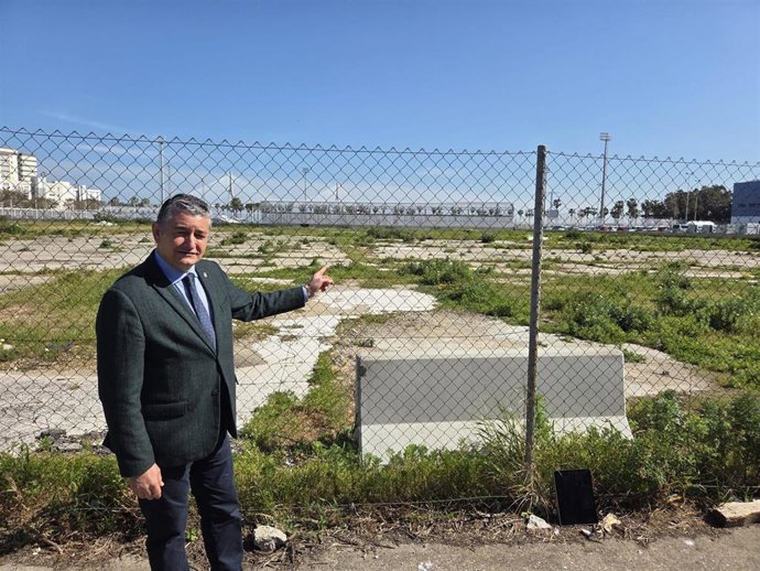 El vicepresidente primero y consejero de Presidencia, Sanidad y Emergencias de la Junta de Andalucía, Antonio Sanz, en el solar donde se construirá el nuevo hospital de Cádiz