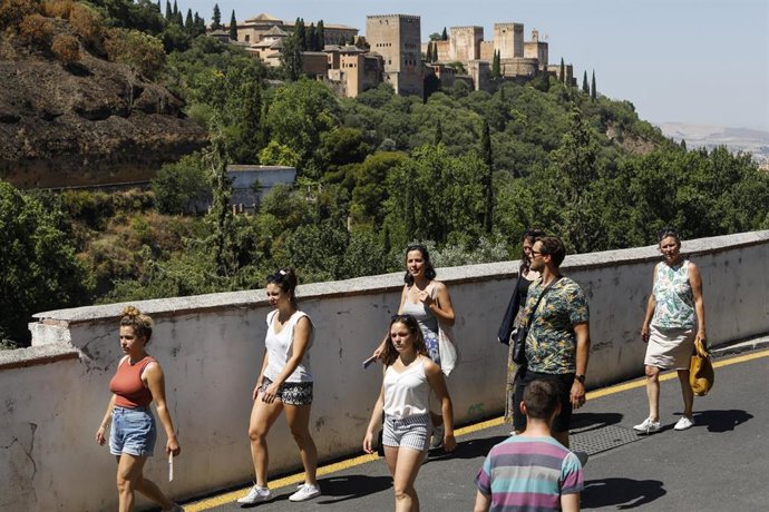 Archivo - Turistas por las calles de Granada. Archivo.