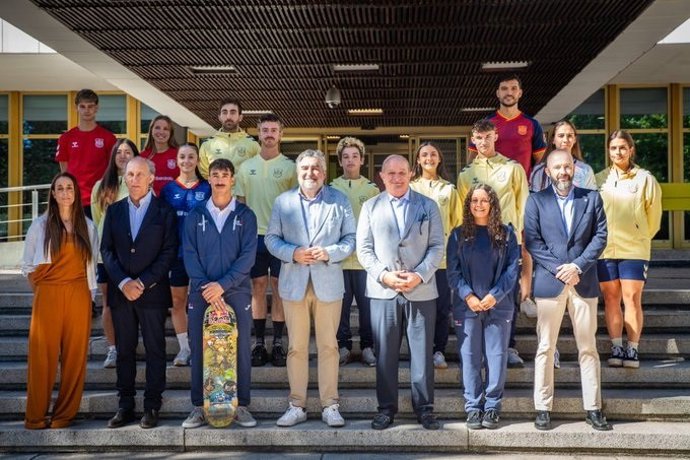 Foto de familia tras la presentación del Equipo España para los World Skate Games de Asunción.